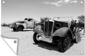 Tuinposter - Tuindoek - Tuinposters buiten - Twee vintage auto's in de woestijn - zwart wit - 120x80 cm - Tuin