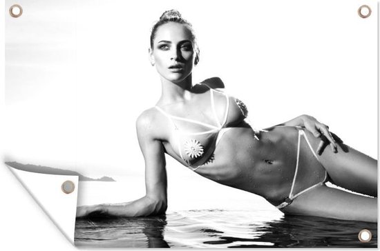 Tuindecoratie Een blonde vrouw in een bikini - zwart wit - 60x40 cm - Tuinposter - Tuindoek - Buitenposter