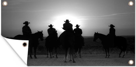 Een groep cowboys bij een zonsondergang - zwart wit - Tuindoek