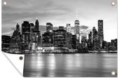 Tuindecoratie Skyline van New York in de avond - zwart wit - 60x40 cm - Tuinposter - Tuindoek - Buitenposter