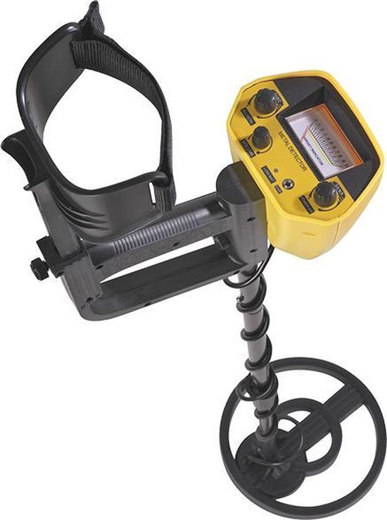 Gele metaaldetector met zwarte steel, schijf en armsteun, op een witte achtergrond.
