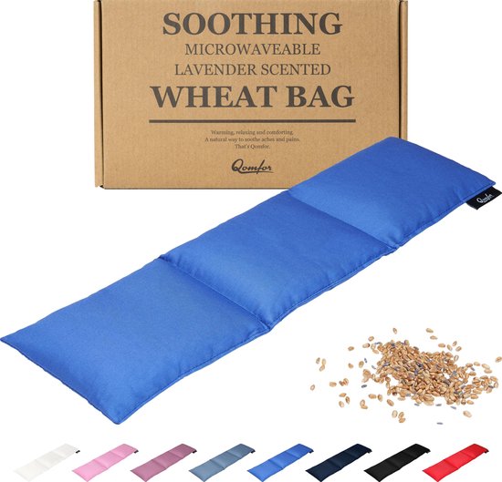 Lange blauwe pittenzak, naast een doos met de tekst 'SOOTHING MICROWAVEABLE LAVENDER SCENTED WHEAT BAG'.