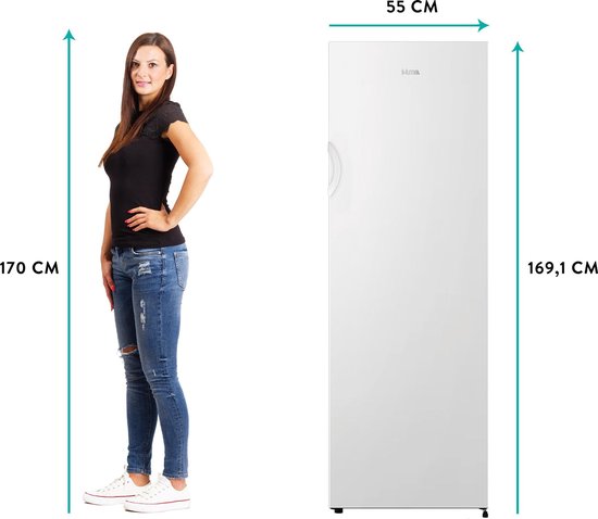 Witte vrijstaande vriezer van 169,1 cm hoog naast een vrouw van 170 cm lang.