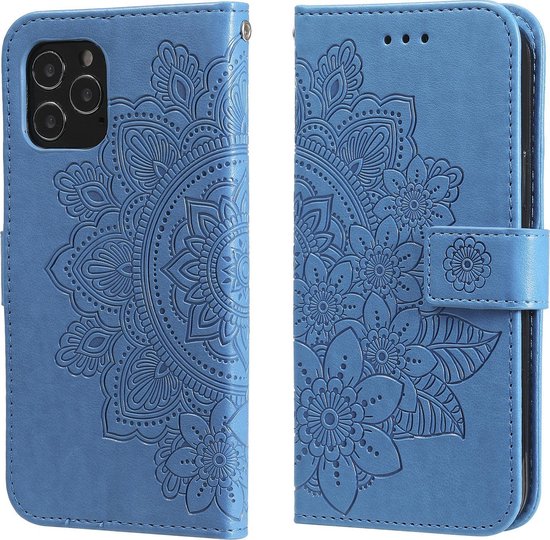 Blauw telefoonhoesje met bloemenreliëf, opengeklapt met binnenzijde en cameralens uitsparing.