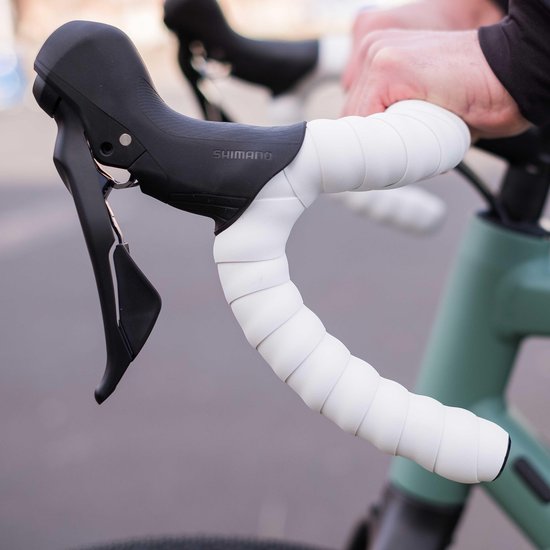 BBB Cycling Stuurlint Racefiets - Zelfklevend Stuurtape met Stretch Materiaal - Antislip - Lengte: 200cm - Dikte: 2mm - Inclusief Stuurdoppen - Wit - RaceRibbon BHT-01 van BBB Cycling — afbeelding 3