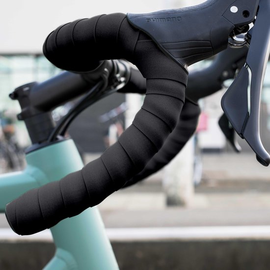 BBB Cycling Stuurlint Racefiets - Zelfklevend Stuurtape met Stretch Materiaal - Antislip - Lengte: 200cm - Dikte: 2mm - Inclusief Stuurdoppen - Zwart - RaceRibbon BHT-01 van BBB Cycling — afbeelding 2