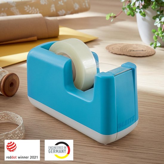 Blauwe Leitz plakbandhouder met witte basis op een bureau, met 'reddot winner 2021' en 'engineered in germany' logo's.