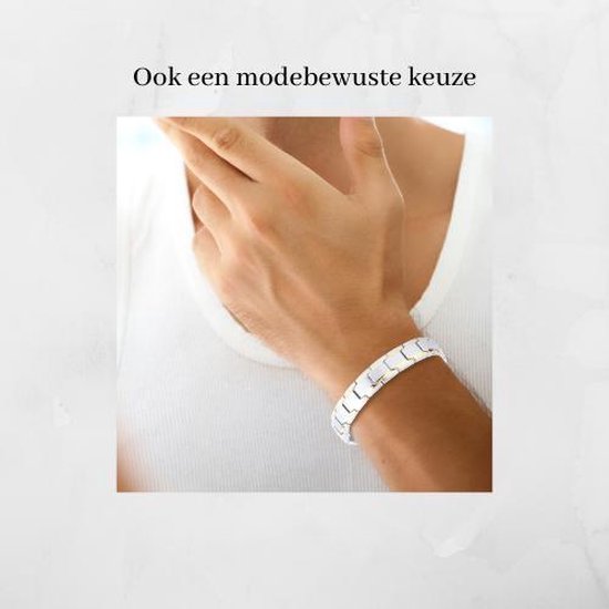 Zilverkleurige schakelarmband met gouden accenten, gedragen door een man.