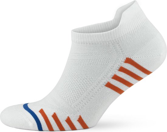 Witte GoWith enkelsok met oranje en blauwe strepen op de zijkant en bij de tenen.