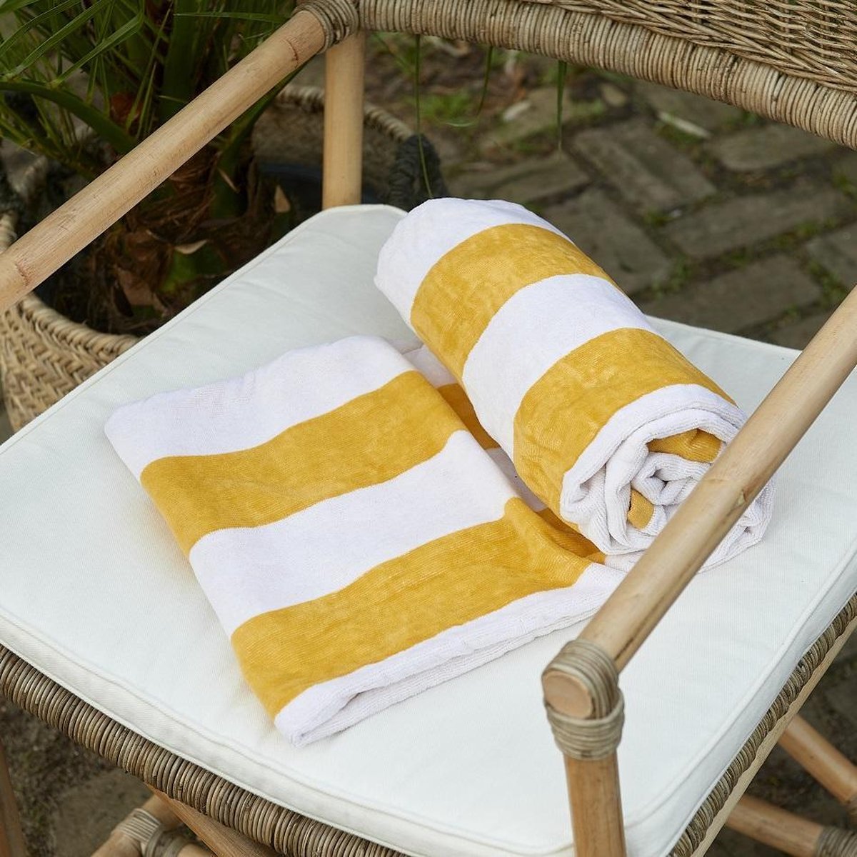 Riviera Maison Leonie RM Lovely Str Beach Towel white yellow Strandlaken Wit Geel