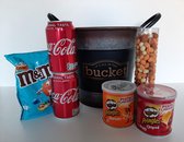 It's all in the bucket - Cadeau pakket - Coca cola, Pringles, m&m's