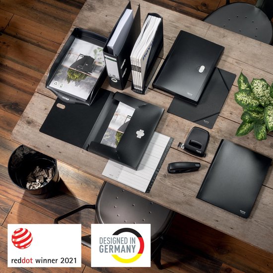 Aménagement de bureau avec des produits Leitz noirs : boîtes d'archives, un classeur, un tiroir, une agrafeuse, une perforatrice, une poubelle. Logos Red Dot Award 2021 et Designed in Germany.
