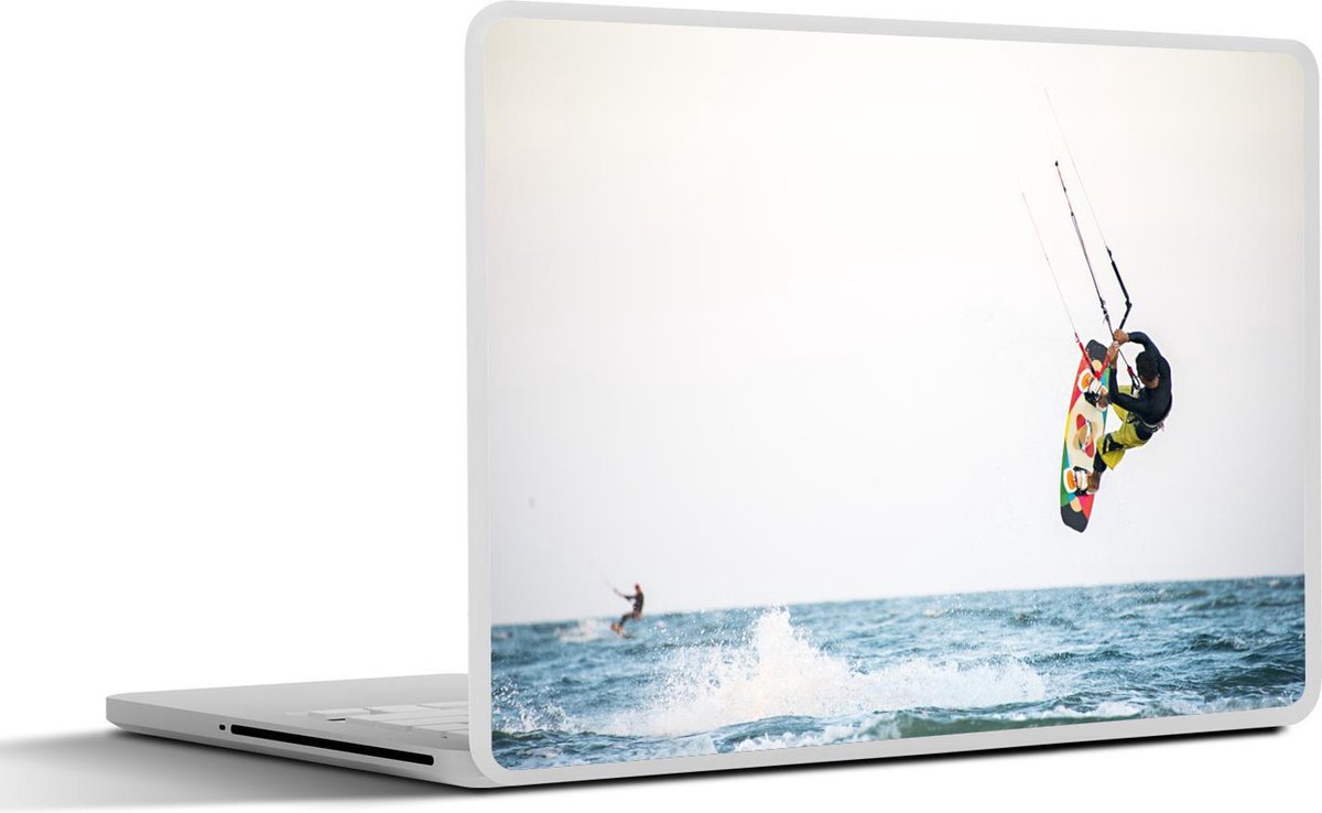 Afbeelding van product SleevesAndCases  Laptop sticker - 13.3 inch - Kiteboardende man vliegt over de golven.