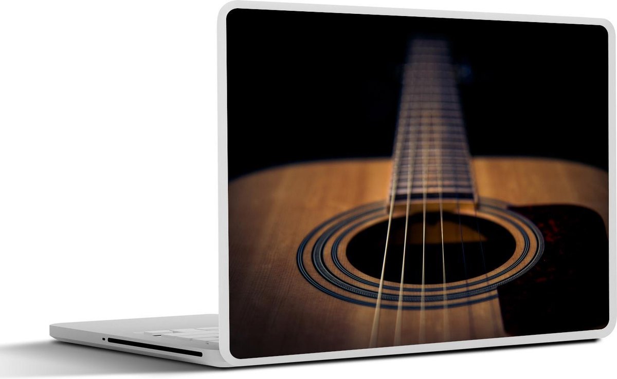 Laptop sticker - 17.3 inch - Close up van een Akoestische gitaar op een zwarte achtergrond - 40x30cm - Laptopstickers - Laptop skin - Cover