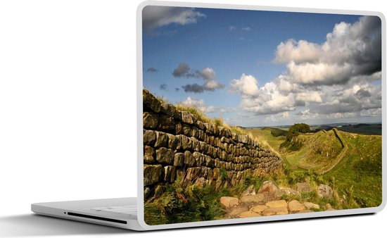 Laptop sticker - 14 inch - De Muur van Hadrianus met een stenig pad op de voorgrond