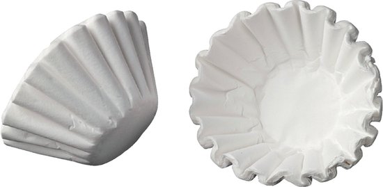 Twee witte papieren koffiefilters met geplooide randen.
