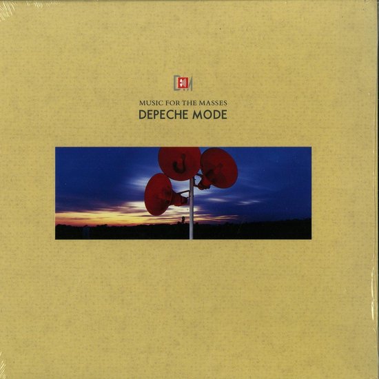 Albumhoes met de titel "Music For The Masses" van Depeche Mode, met drie rode luidsprekers tegen een zonsondergang.