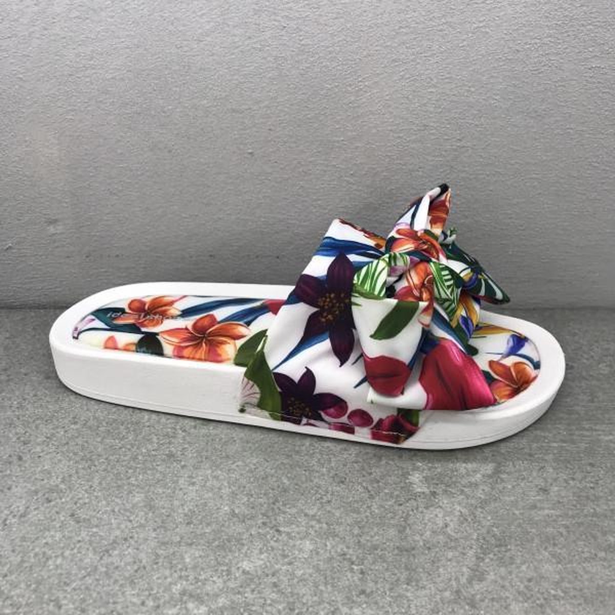 Ideal shoes-slippers-white-fullcolor-flower