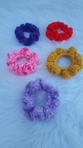 Set van 5 handgemaakte haarelastieken ( scrunchies ) gehaakt in rood, lila, geel glinster, paars, neonroze