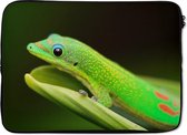 Laptophoes 13 inch 34x24 cm - Gecko - Macbook & Laptop sleeve Groene gekko op een blad - Laptop hoes met foto