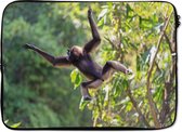 Laptophoes 14 inch - Springende aap in de jungle - Laptop sleeve - Binnenmaat 34x23,5 cm - Zwarte achterkant
