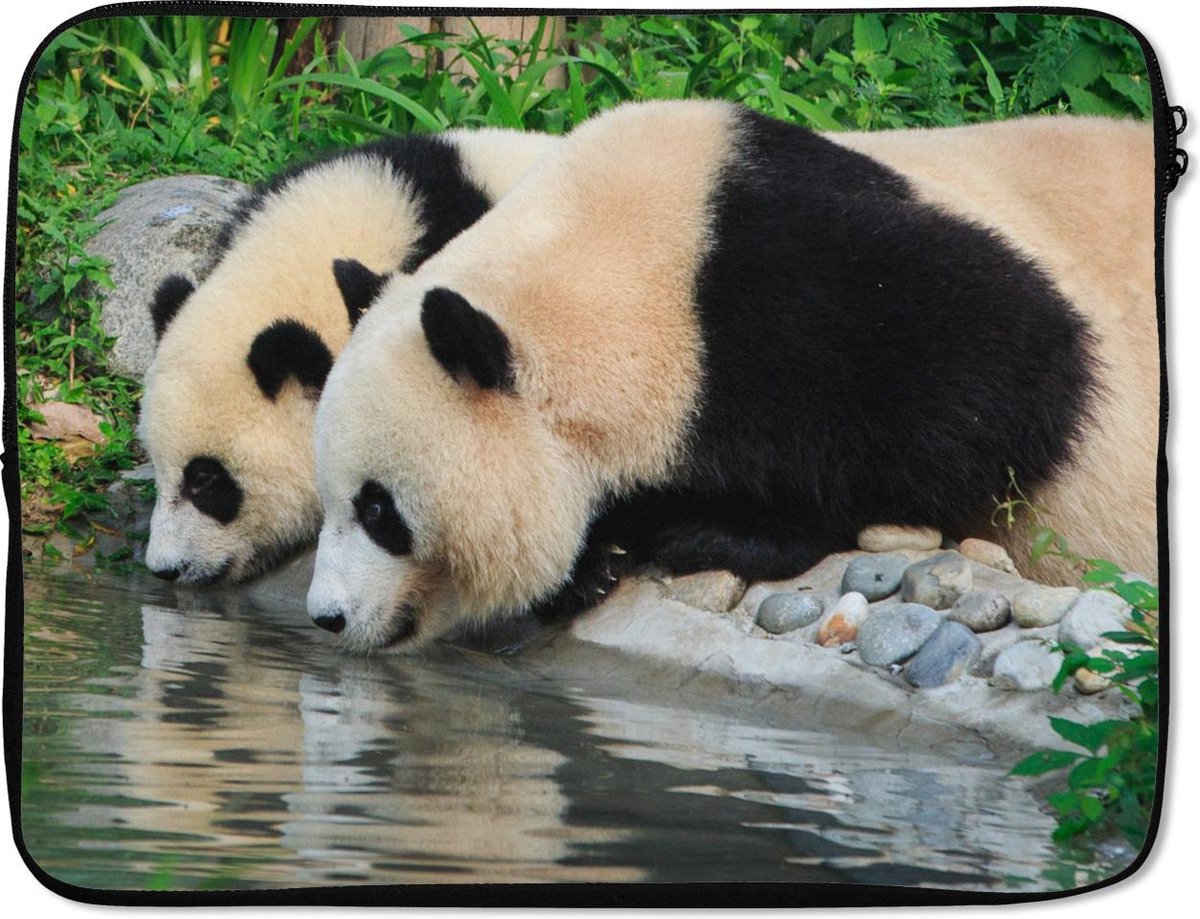 Laptophoes 17 inch - Panda - Stenen - Water - Drinken - Laptop sleeve - Binnenmaat 41x28 cm - Zwarte achterkant