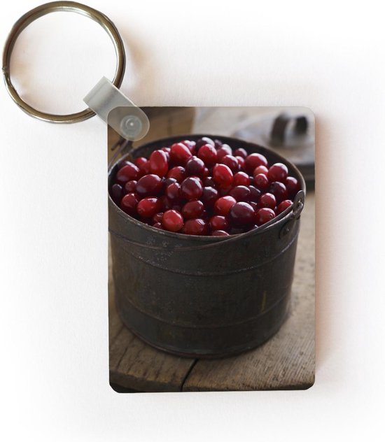 Sleutelhanger Stalen bak gevuld met cranberry's op houten tafel