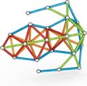 Een Geomag constructie van blauwe, groene en oranje staven met twee uitstekende blauwe staven.