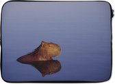 Laptophoes 13 inch - Een Capibara rust in het water met zijn ogen dicht - Laptop sleeve - Binnenmaat 32x22,5 cm - Zwarte achterkant