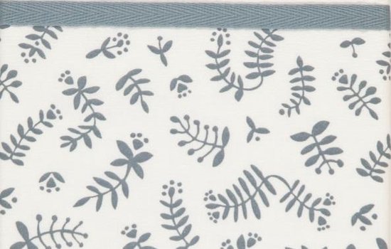 Detail van een wit lakentje met blauwgrijze plantendecoratie en een blauwgrijze bies.