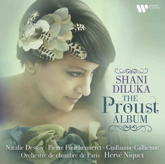Albumhoes: Shani Diluka op 'The Proust Album'. Een vrouw met een veren hoofdtooi.