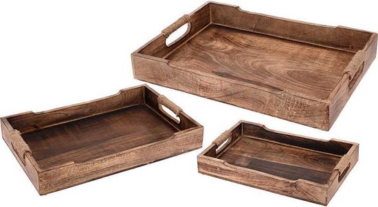 Drie houten dienbladen met touwhandvatten, variërend in grootte.