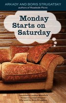 Boekcover met de titel 'Monday Starts on Saturday' in een wolk boven een oranje bank. Houten achtergrond.