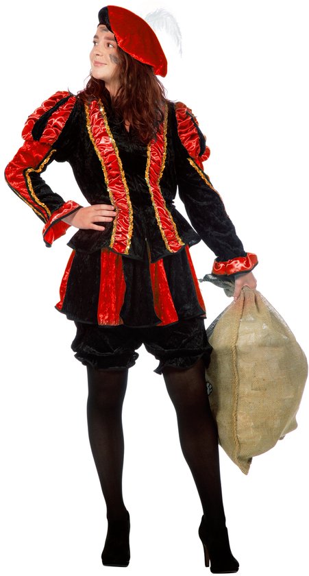 Een dame in een zwart met rood Pietenkostuum, met rode pofmouwen, pofbroek en een zak in haar hand.