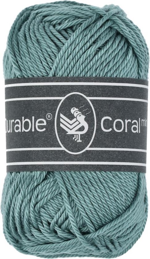 Pelote de fil Durable Coral Mini, couleur Vert Vintage. Le fil a une étiquette gris foncé avec du texte blanc.