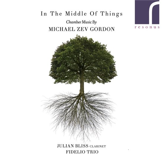 CD-hoes In The Middle Of Things door Michael Zev Gordon, met een boom en wortels tegen een witte achtergrond.