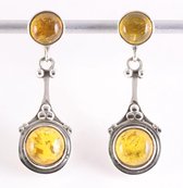 Lange bewerkte zilveren oorstekers met amber