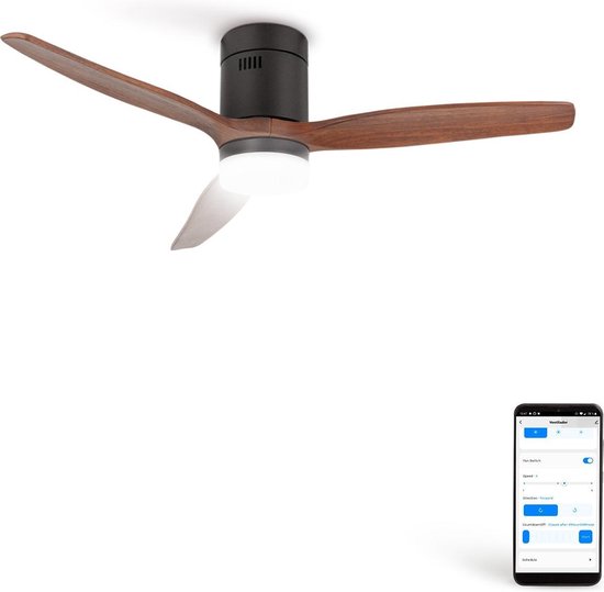 Zwarte plafondventilator met houten bladen en verlichting, geïsoleerd op een witte achtergrond met een smartphone.