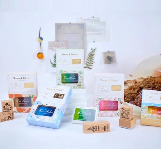 Emballage cadeau de Set de tampons bleus | Tampons | Estampage | Boîte-cadeau | Gift Set  | Tampons Coussins | Trois Tampons et un Coussin Tampon | Coussin Tampon Quatre Nuances de Bleu | Trois Tampons différents | Animaux Fleurs Plantes Astronaute