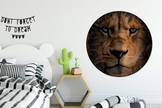 Wallpaper Circle - Vue de face d'une lionne dans la jungle - ⌀ 140 cm