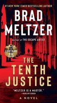 Couverture du livre 'The Tenth Justice' par Brad Meltzer, avec une silhouette au loin dans un couloir.