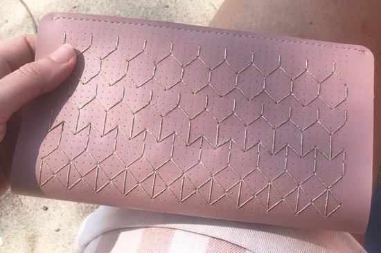 Portefeuille de voyage en cuir Stitch Chasing Threads à personnaliser soi-même - Rose environ H 20 cm x 11 cm x 1,5 cm // Portefeuille de voyage Stitch - Pink