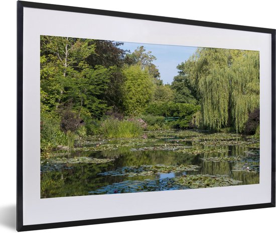 Fotolijst incl. Poster - De Japanse brug van afstand op een zomerdag in de tuin van Monet - 60x40 cm - Posterlijst