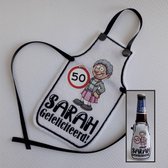 Wit schortje voor bierfles met "Sarah Gefeliciteerd!" - biertje, cadeautje, pilsje, verjaardag, 50 jaar, proficiat