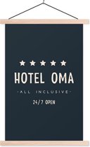 Posterhanger incl. Poster 40x60 cm - Schoolplaat - Hotel oma all inclusive 24/7 open - Spreuken - Quotes - Oma - Textielposter - Blanke latten