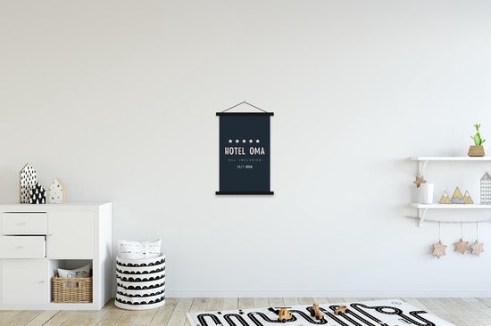 Posterhanger incl. Poster 40x60 cm - Schoolplaat - Hotel oma all inclusive 24/7 open - Spreuken - Quotes - Oma - Textielposter - Zwarte latten