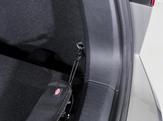 Bevestiging van de bumperbeschermer aan de auto met een karabijnhaak en koord aan een oog in de kofferbak.