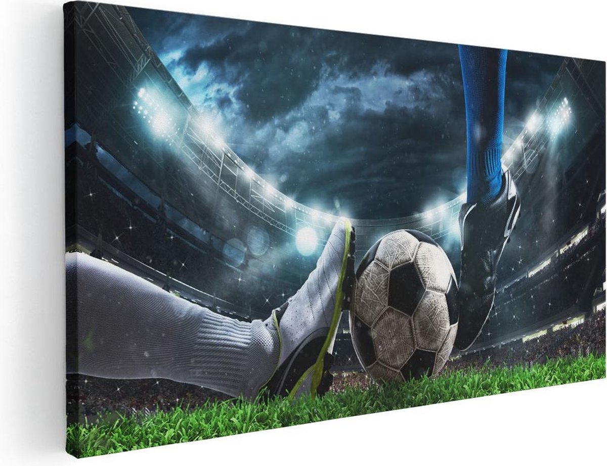 Artaza Canvas Schilderij Voetbal Sliding Op De Bal In Het Stadion - 120x60 cm - Groot - Wanddecoratie Woonkamer - Schilderijen - Muurdecoratie