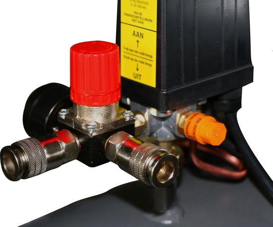 Detail van compressor: rode draaiknop, zwarte meter en oranje drukontlastklep.