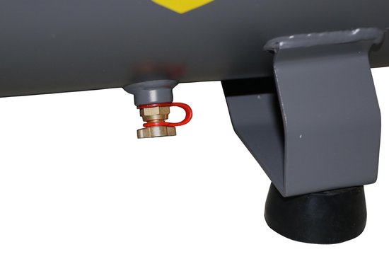Grijze luchttank van een compressor met een messing aftappunt en een rode lus.
